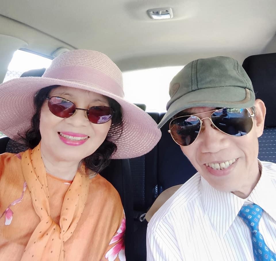 70 tuổi, dì Mừng vẫn tự tin lái ô tô chở chồng đi chơi (Ảnh nhân vật cung cấp)