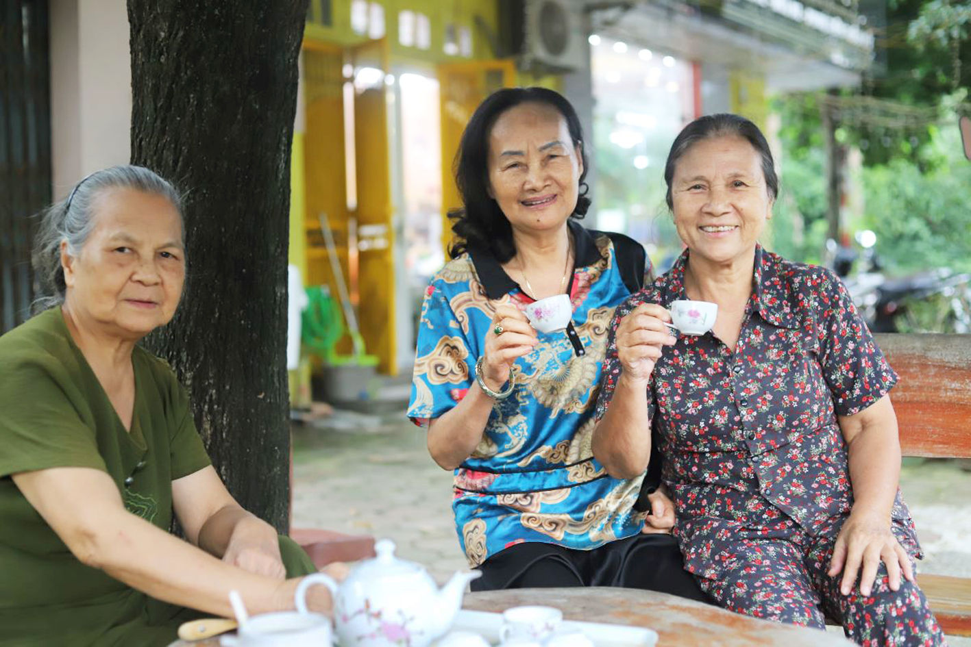 Bà Lê Thị Liên (giữa) trò chuyện vui vẻ cùng các bạn già bên ấm trà