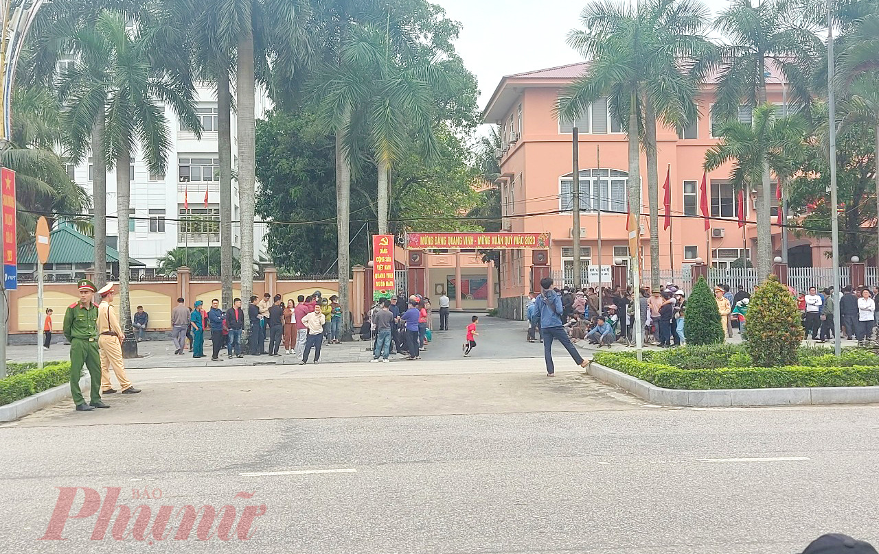 Nhiều học sinh nghỉ học theo cha mẹ tập trung trước cổng UBND thị xã Cửa Lò - Ảnh: Khánh Trung
