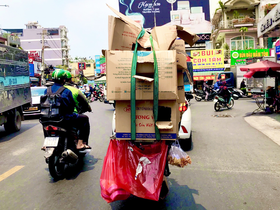 Chiếc xe “mù” chất hàng cao hơn đầu người chạy trên đường Thống Nhất, quận Gò Vấp ẢNH: NGUYỄN NGÂN