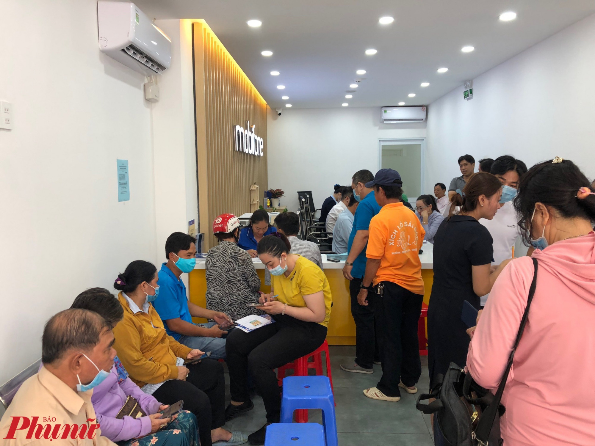 Cửa hàng Mobifone đường Nguyễn Thị Minh Khai (quận 3, TPHCM) chỉ rộng vài mét vuông nhưng lượng khách luôn trong tình trạng quá tải
