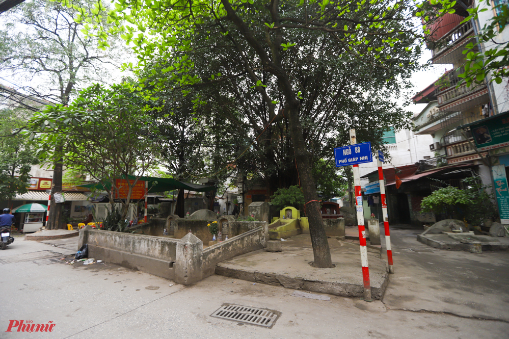 nh Nguyễn Văn Hùng (Thịnh Liệt, Hoàng Mai, Hà Nội) cho biết: Những ngôi mộ này đa phần là mộ dòng họ đã có từ lâu đời từ khi nơi đây còn là đồng ruộng. Tuy đã có chính sách quy hoạch, cải tạo đường làng nhưng nhiều nhà vẫn chưa di dời mộ phần