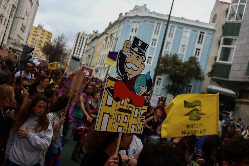 Hàng ngàn người dân Bồ Đào Nha biểu tình vì khủng hoảng nhà ở, ngày 1/4.