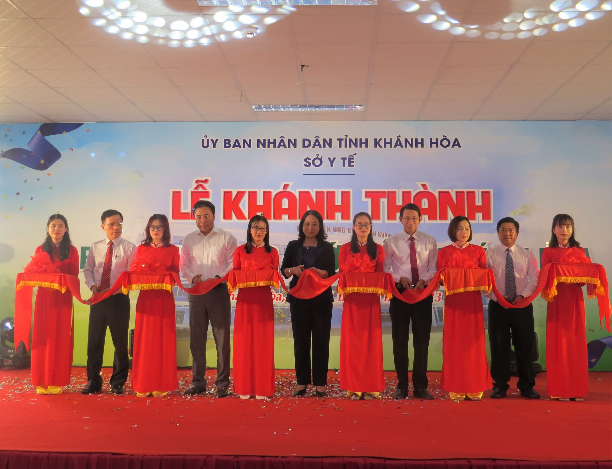 Phó Chủ tịch nước Võ Thị Ánh Xuân cùng lãnh đạo tỉnh, Sở Y tế và bệnh viện cắt băng khánh thành công trình