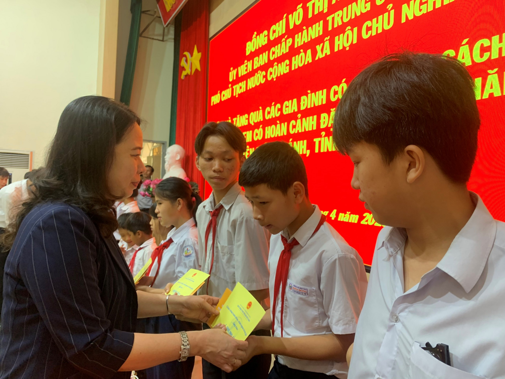 Phó chủ tịch nước Võ Thị Ánh Xuân trao tặng 200 triệu đồng cho trẻ em khó khăn trên địa bàn, tặng quà 30 gia đình có công cách mạng, tặng quà 20 trẻ em có hoàn cảnh đặc biệt, khó khăn