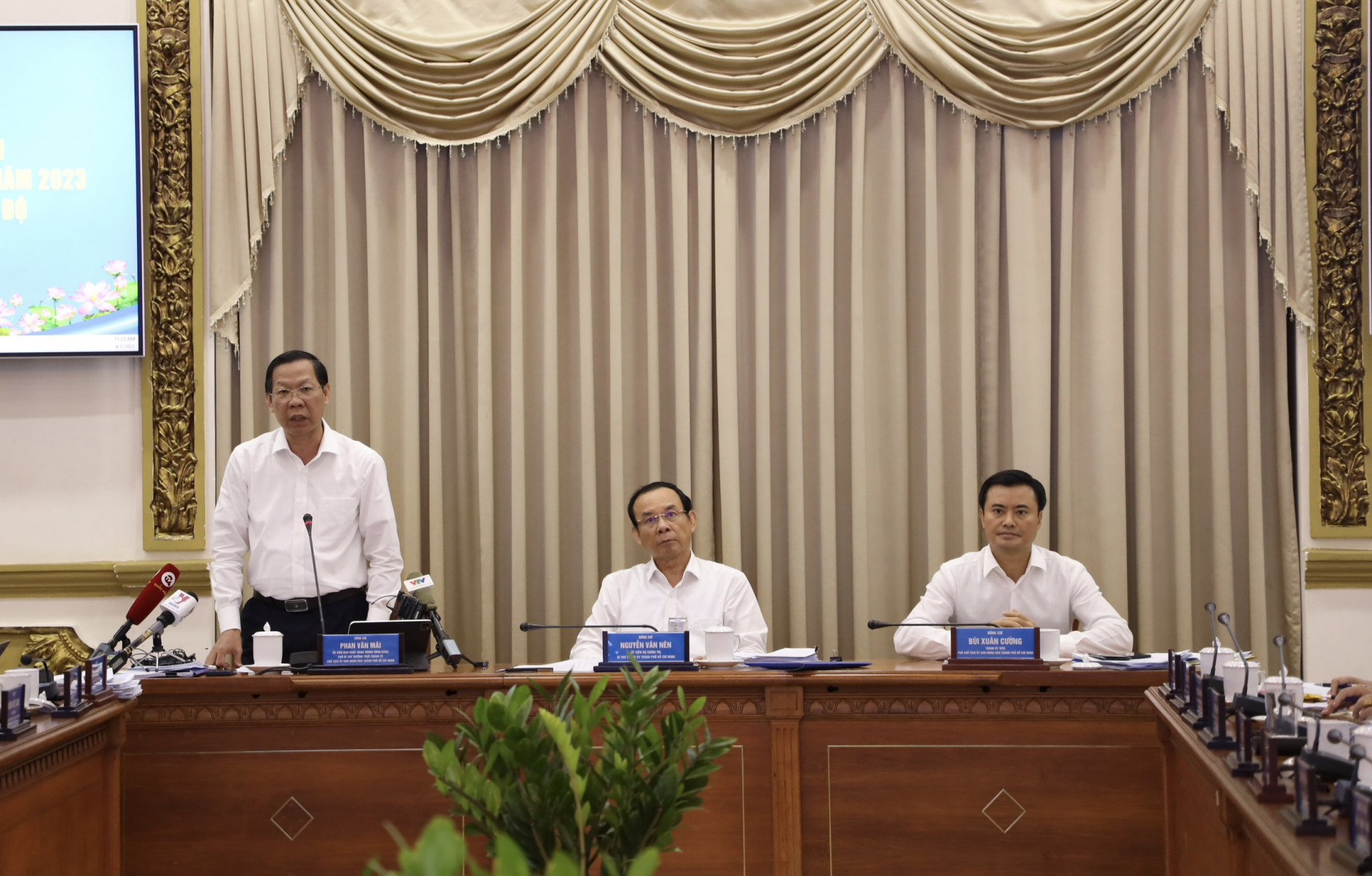 Chủ tịch UBND TPHCM Phan Văn Mãi yêu cầu các đơn vị nỗ lực trước tình trạng tăng trưởng chậm của quý I/2023