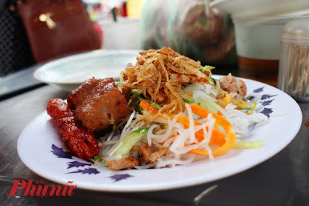 Bánh tằm bì có giá 35.000-45.000 đồng một phần.