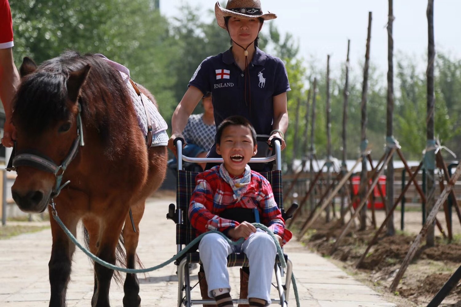 Cưỡi ngựa giúp những đứa trẻ mắc chứng tự kỷ xây dựng sự tự tin cũng như phát triển các kỹ năng phối hợp vận động - Ảnh: HOPE 