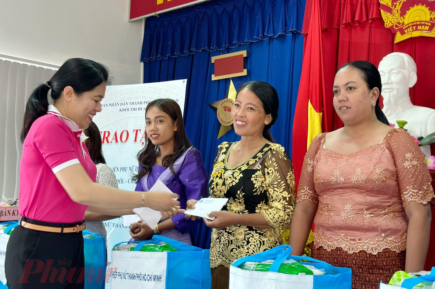 Hội LHPN TPHCM thăm và tặng quà cho phụ nữ dân tộc Khmer tỉnh An Giang 