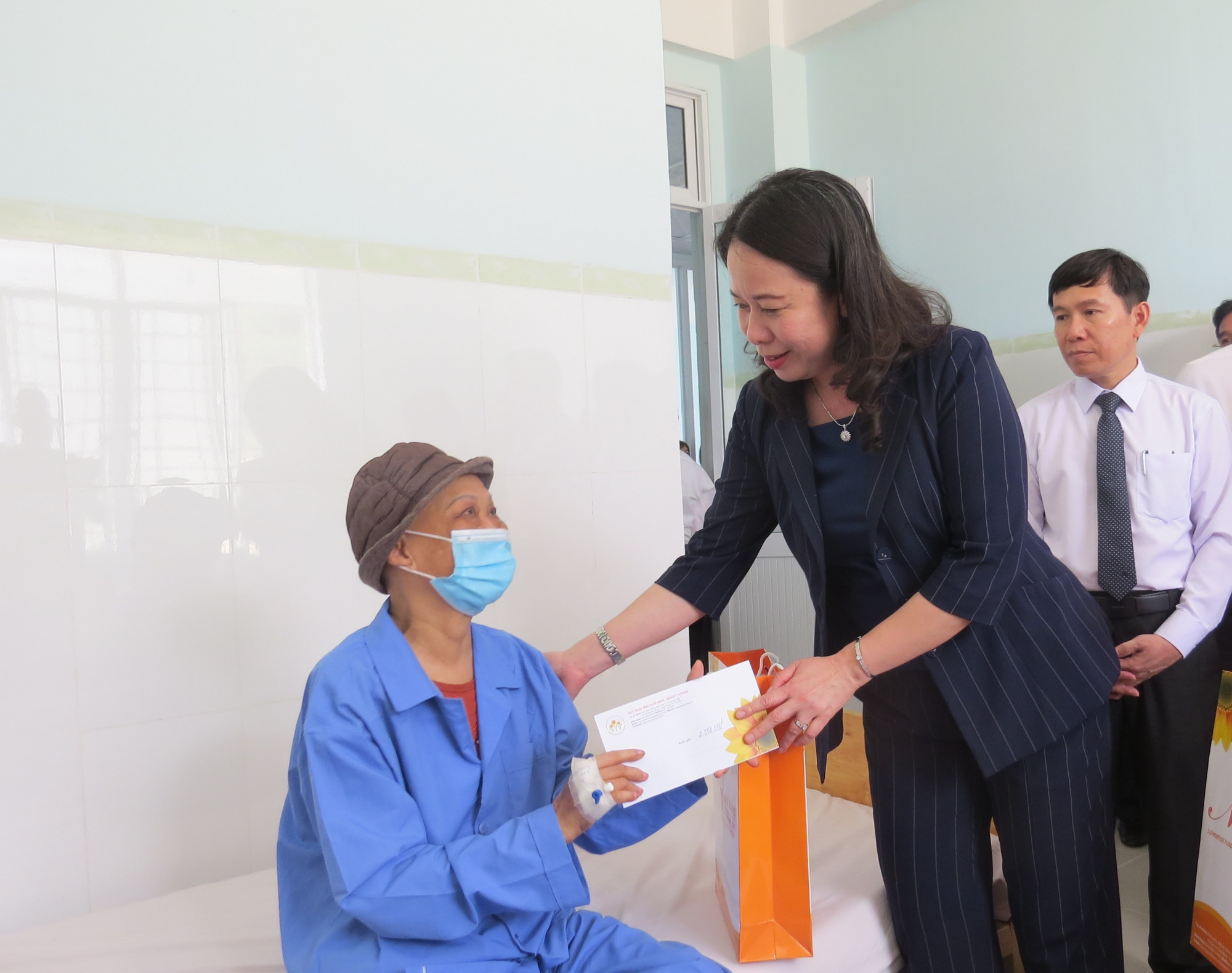 Phó chủ tịch nước Võ Thị Ánh Xuân hỏi thăm sức khỏe, động viên và tặng quà cho các bệnh nhân đang điều trị tại bệnh viện