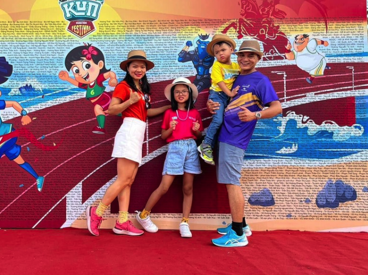 Hồng Phương cùng chồng và hai con tham gia cuộc thi chạy bộ để cùng rèn luyện sức khoẻ, giao lưu với mọi người (ảnh nhân vật cung cấp)