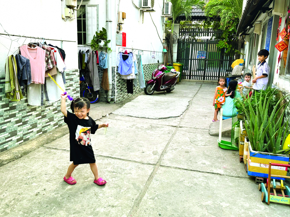 Những đứa trẻ vui chơi an toàn trong một khu nhà trọ ở phường Phú Trung, quận Tân Phú - ẢNH: THIÊN ÂN