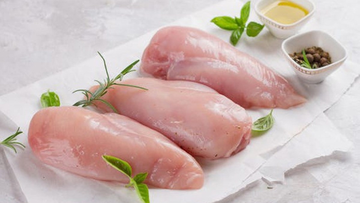 Thịt gà nạc Thêm thịt gà vào chế độ ăn uống của bạn sẽ có lợi trong việc giúp giảm cân. Bạn cũng có thể hầm gà và rau củ để tăng cường sức lực giúp đốt cháy chất béo dễ dàng hơn.