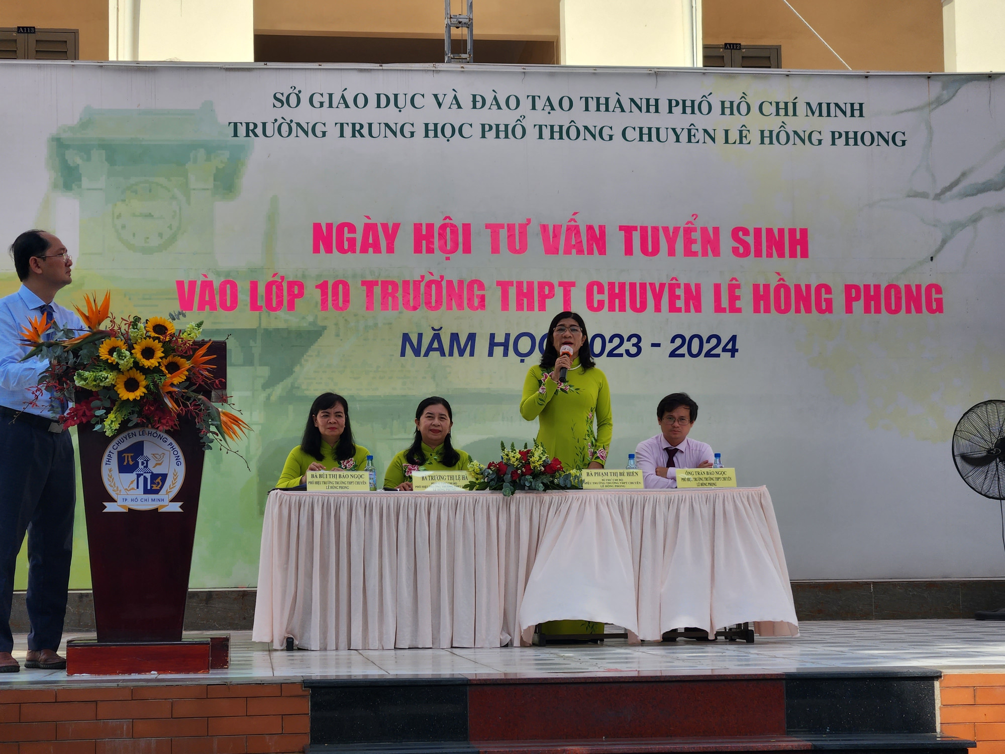 Cô Phạm Thị Bé Hiền- Hiệu trưởng Trường THPT chuyên Lê Hồng Phong giải đáp những thắc mắc cho phụ huynh học sinh tại phần tư vấn chung