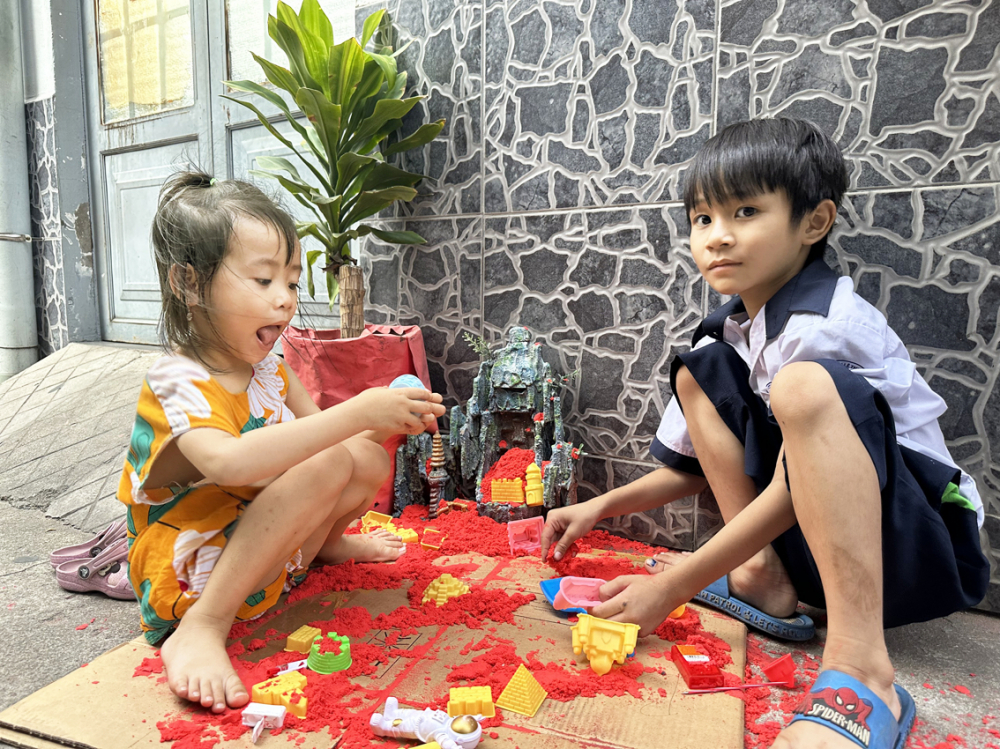 Các bé vui chơi ở khu nhà trọ an toàn trên địa bàn phường Phú Trung, quận Tân Phú - ảnh: Diễm Trang