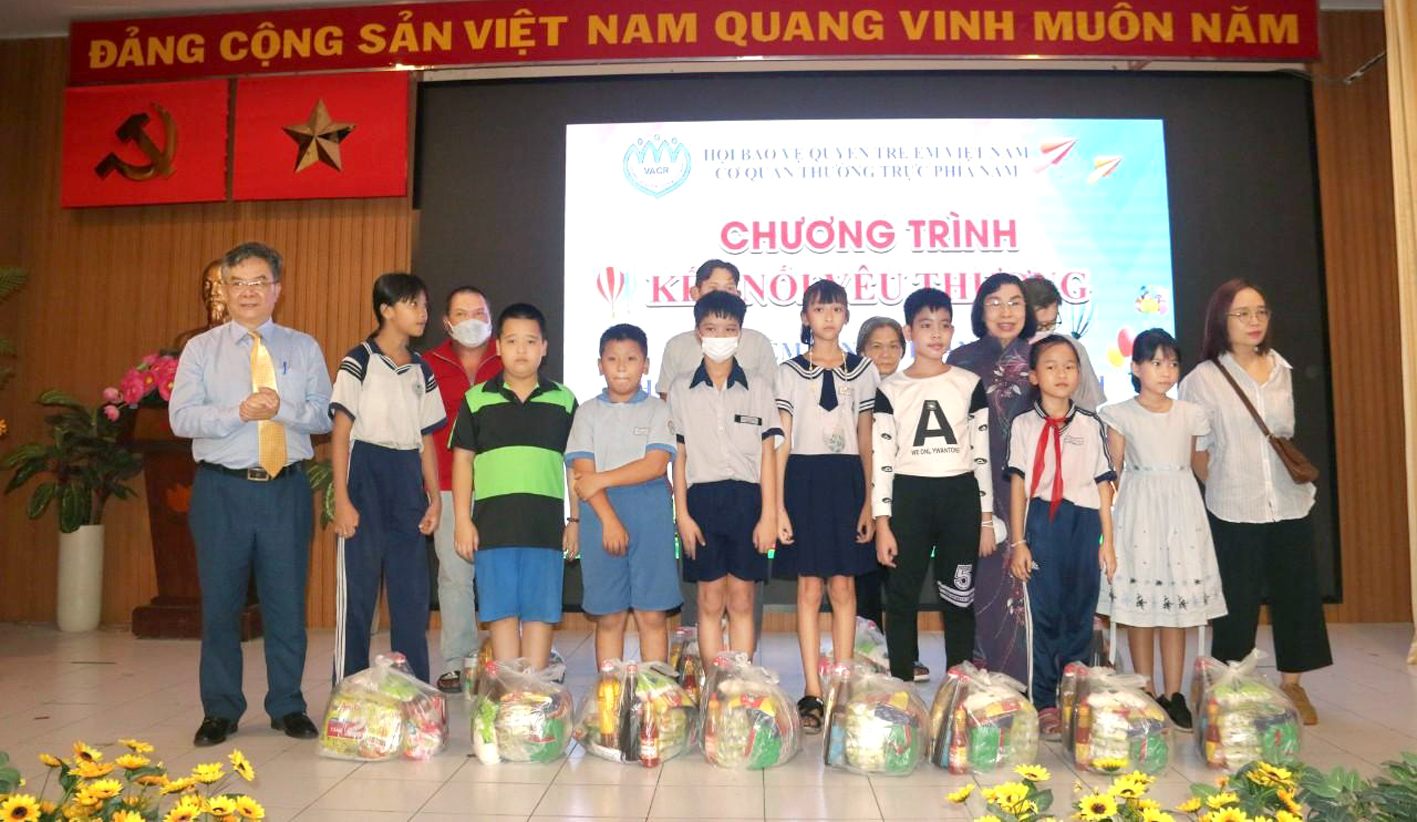 Những đứa con nhà hội tại lễ kỷ niệm 15 năm thành lập Hội Bảo vệ quyền trẻ em Việt Nam