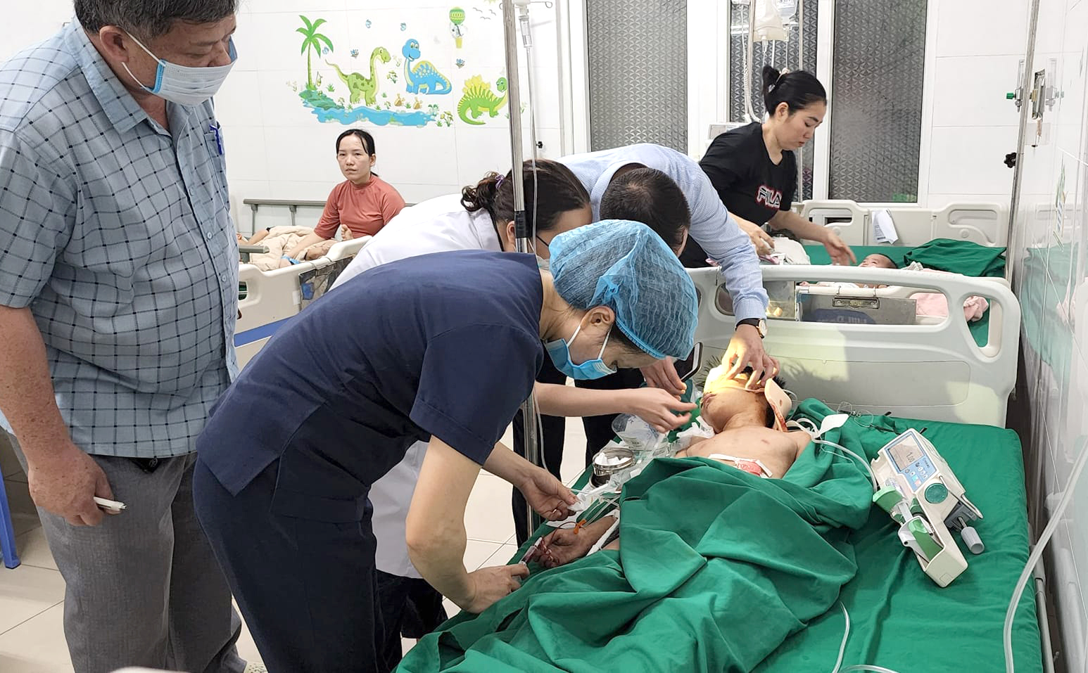 Lãnh đạo Sở Y tế Nghệ An thăm hỏi các nạn nhân đang điều trị - Ảnh: Khánh Trung