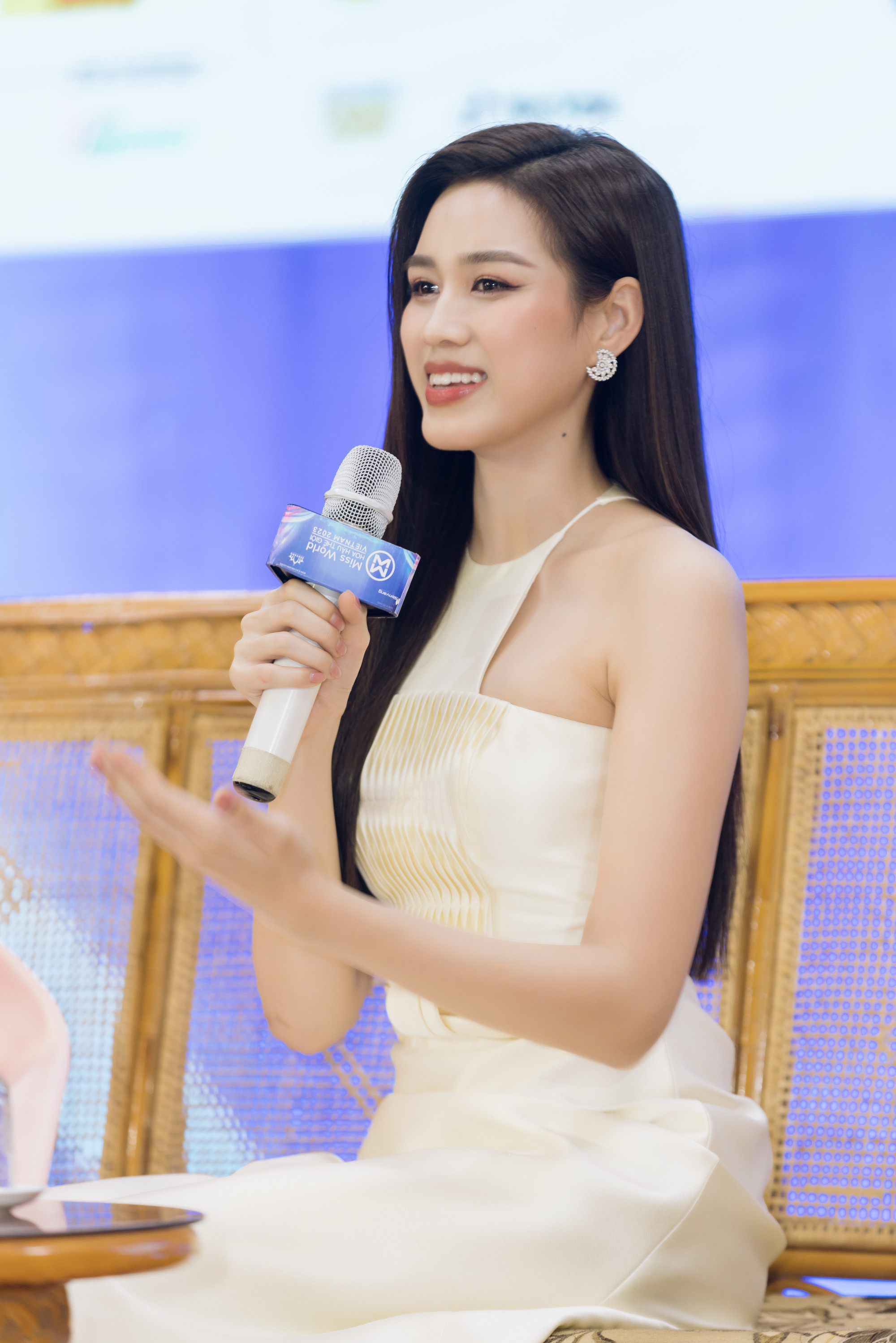Hoa hậu Đỗ Thị Hà trong buổi giao lưu với Sinh Viên Đại học Hải Phòng