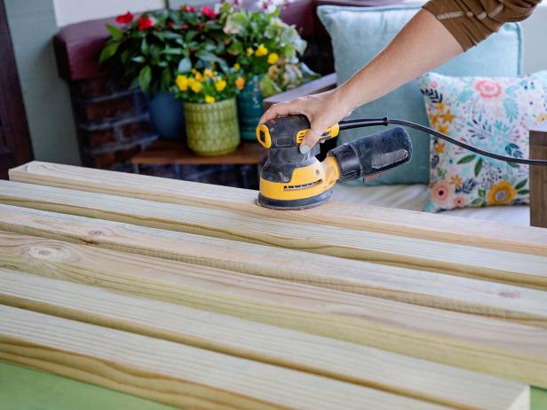 Chà nhám gỗ Sử dụng máy chà nhám quỹ đạo hoặc khối chà nhám để làm phẳng tất cả gỗ. Lau sạch bụi và cặn bằng vải dính hoặc khăn sợi nhỏ.