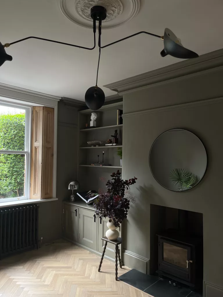 1. SƠN TƯỜNG VÀ ĐỒ GỖ CÙNG MÀU phòng khách màu xanh với ghế đẩu màu đen  (Tín dụng hình ảnh: Darlington bởi COAT Paints x Dan Lovatt) Đối với phòng khách căn hộ nhỏ , sơn cùng một màu trên các bức tường, đường viền, chân tường và vòm cửa sổ là một cách đơn giản để thu hút ánh nhìn lên trên và kéo dài các bức tường khiến căn phòng có cảm giác rộng hơn ngay lập tức.   CÁC VIDEO ĐƯỢC ĐỀ XUẤT DÀNH CHO BẠN... “Hãy dũng cảm và táo bạo,” khuyến khích nhà trang trí nội thất Dan Lovatt(mở trong tab mới), người đã sử dụng thủ thuật này trong chính ngôi nhà của mình. “Những bức tường trắng không phải lúc nào cũng khiến không gian của bạn có cảm giác rộng hơn so với thực tế, vì vậy hãy bỏ quy tắc đó ra ngoài cửa sổ!” Sử dụng màu sắc theo cách này cũng giúp tăng thêm kịch tính và bầu không khí cho căn phòng, đặc biệt khi được thực hiện trong các thuộc tính thời kỳ. Ông khẳng định: “Nếu bạn sơn đồ gỗ của mình bằng một màu tương phản, mắt của bạn sẽ tự động bị thu hút bởi sự tương phản, vì vậy bằng cách sử dụng cùng một sắc thái, nó có thể khiến không gian của bạn có cảm giác rộng hơn rất nhiều. '