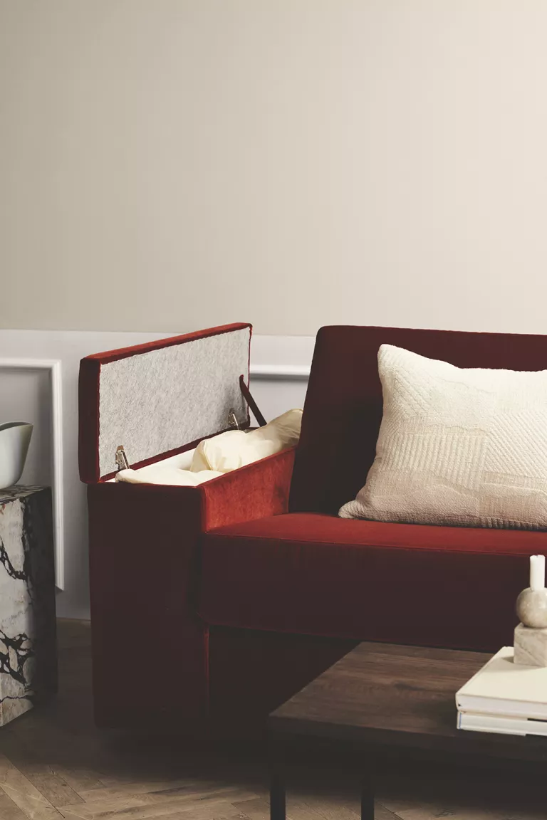  ĐẦU TƯ VÀO MỘT CHIẾC GHẾ SOFA TÍCH HỢP NGĂN CHỨA ĐỒ giường sofa màu đỏ trong phòng khách màu trắng  (Tín dụng hình ảnh: Truru Cayenne Sofabed của Comfort Living) Ghế sofa thường là vật dụng lớn nhất trong không gian sống, vì vậy việc lựa chọn các tùy chọn có thêm lợi ích lưu trữ và nhiều chức năng là cách sử dụng không gian thông minh. Lưu trữ trong ghế sofa là một nơi tuyệt vời để giữ chăn, ném và đệm thêm.  Lưu trữ thường được tìm thấy trong giường sofa để phục vụ cho giường phụ. Điều này thêm một khía cạnh khác cho ngôi nhà trong việc cung cấp không gian cho khách ở lại. Nó không chỉ làm giảm sự bừa bộn mà còn cung cấp thêm chức năng cho căn hộ, giúp việc giải trí trở nên thú vị hơn không chỉ cho bạn mà cả những vị khách của bạn khi họ không phải lái xe về nhà!