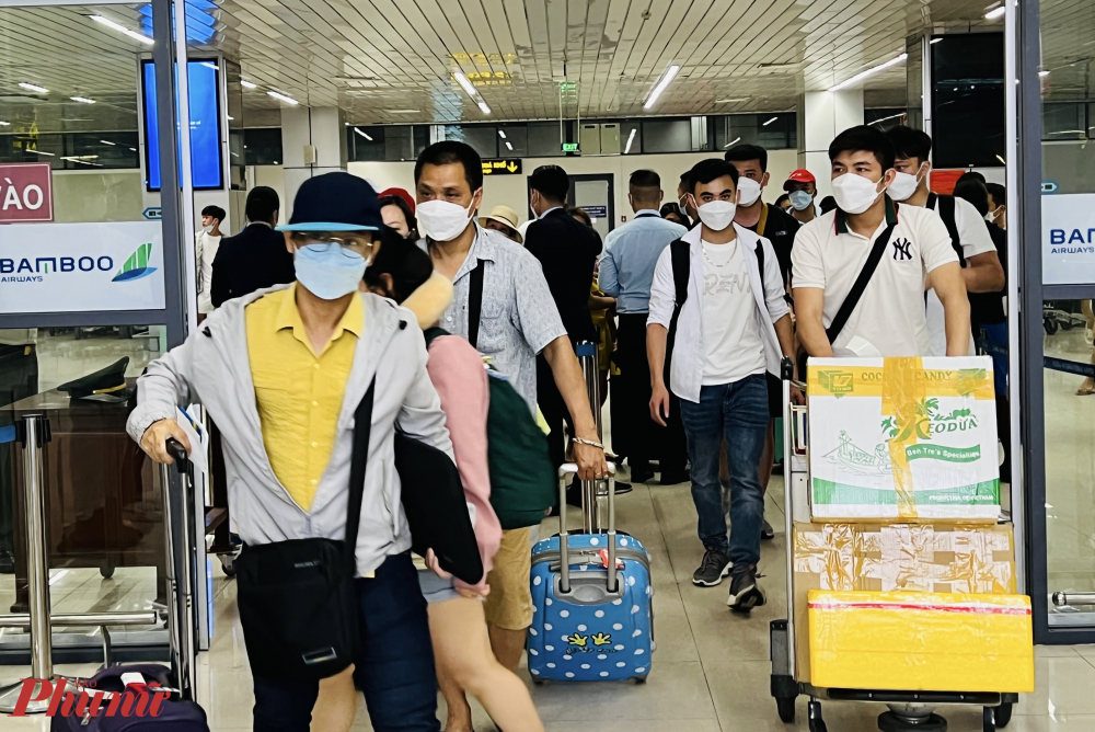 Khách hàng ra cổng đến sân bay quốc tế Nội Bài (Hà Nội) mùa cao điểm hè 2022. Ảnh: Quốc Thái