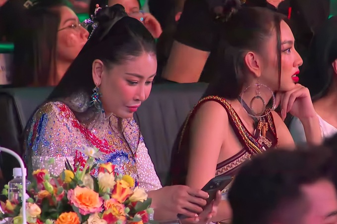 Hình ảnh hoa hậu Hà Kiều Anh bấm điện thoại khi làm giám khảo khiến nhiều khán giả phản ứng 