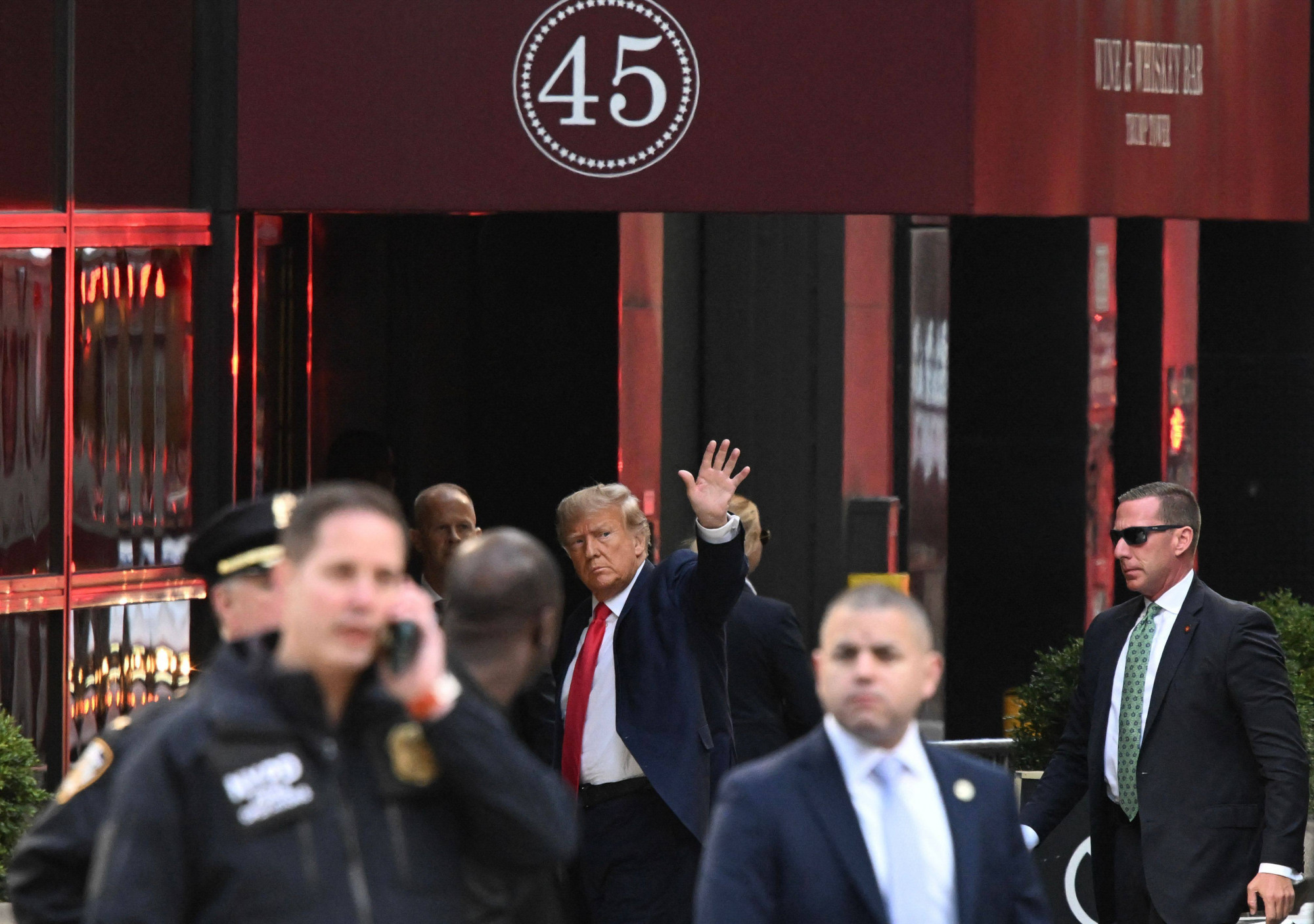 Ông Donald Trump vẫy tay chào mọi người khi đến New York.