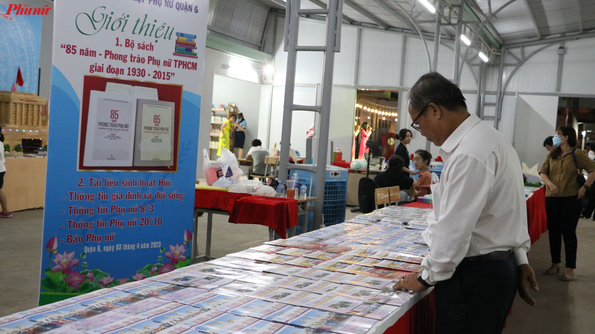 Gian hàng trưng bày các ấn phẩm của Hội LHPN thu hút sự chú ý của người dân