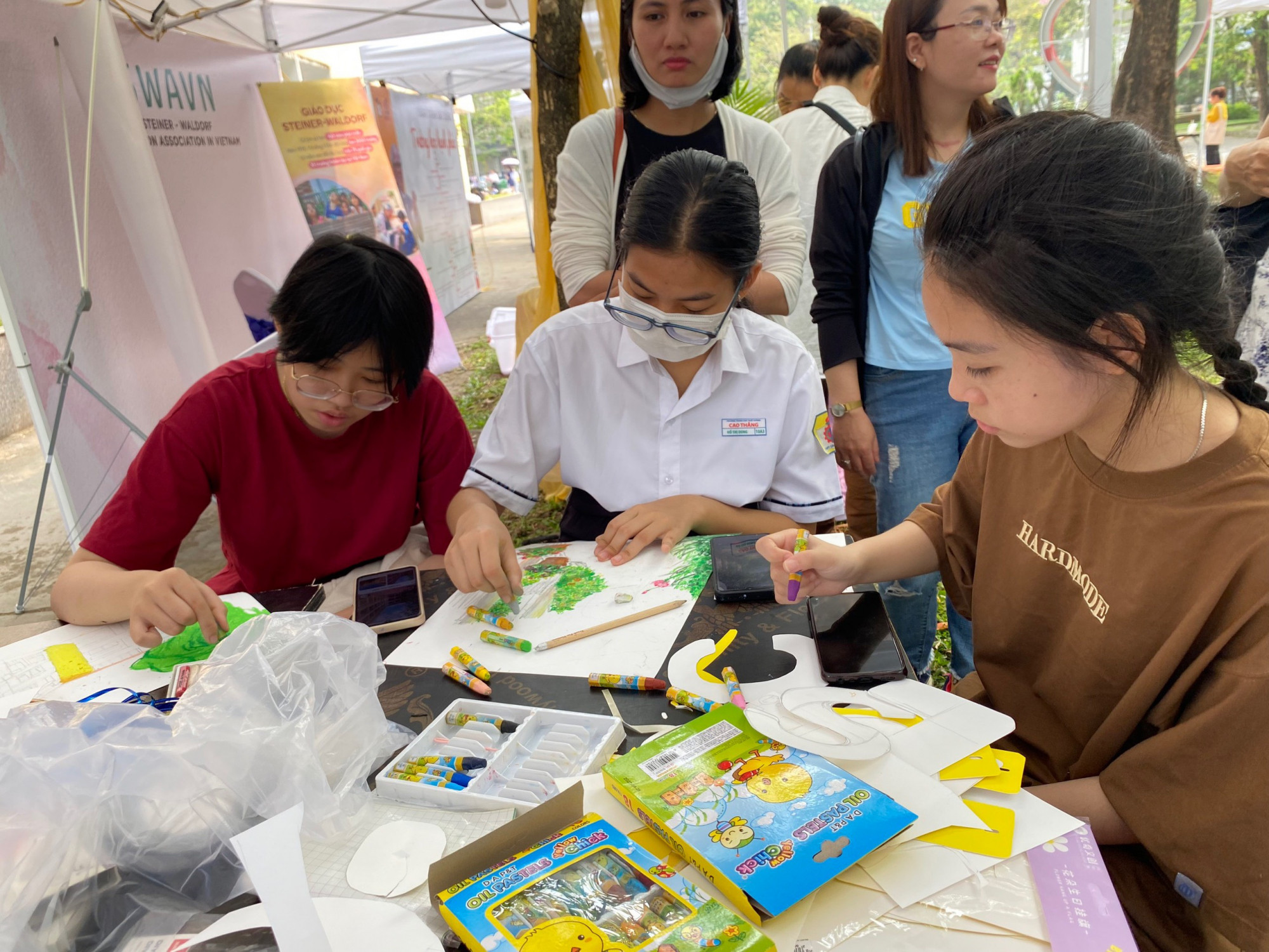     Học sinh vẽ trang trí cho không gian triển lãm của trường học hạnh phúc