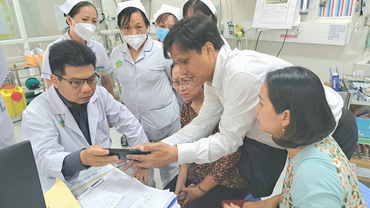 Các bác sĩ tại Bệnh viện Nhi Đồng 2 hội chẩn về phương án xử lý chấn thương của bé N.