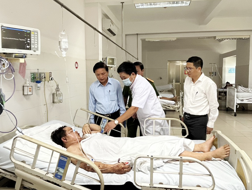 ông Lê Tấn Hổ (áo xanh), yêu cầu các bác sĩ, nhân viên y tế tập trung cứu chữa, chăm sóc tốt nhất cho những người bị thương.