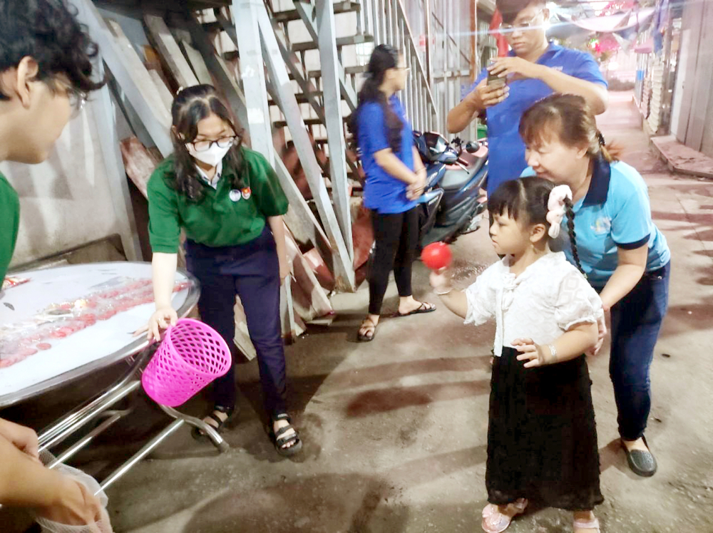 Con em người thuê trọ vui chơi ở khu nhà trọ của chị Nguyễn Thị Nhung