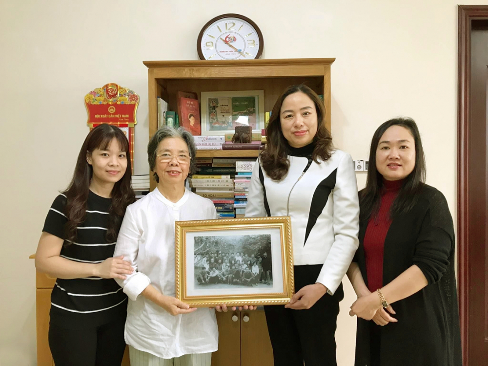 Nhà văn Lê Phương Liên (thứ hai, từ trái sang)  trao tặng bức ảnh kỷ niệm khóa 7 -  Trường Bồi dưỡng những người viết văn trẻ cho  Bảo tàng Văn học Việt Nam - ẢNH: NHÂN VẬT CUNG CẤP