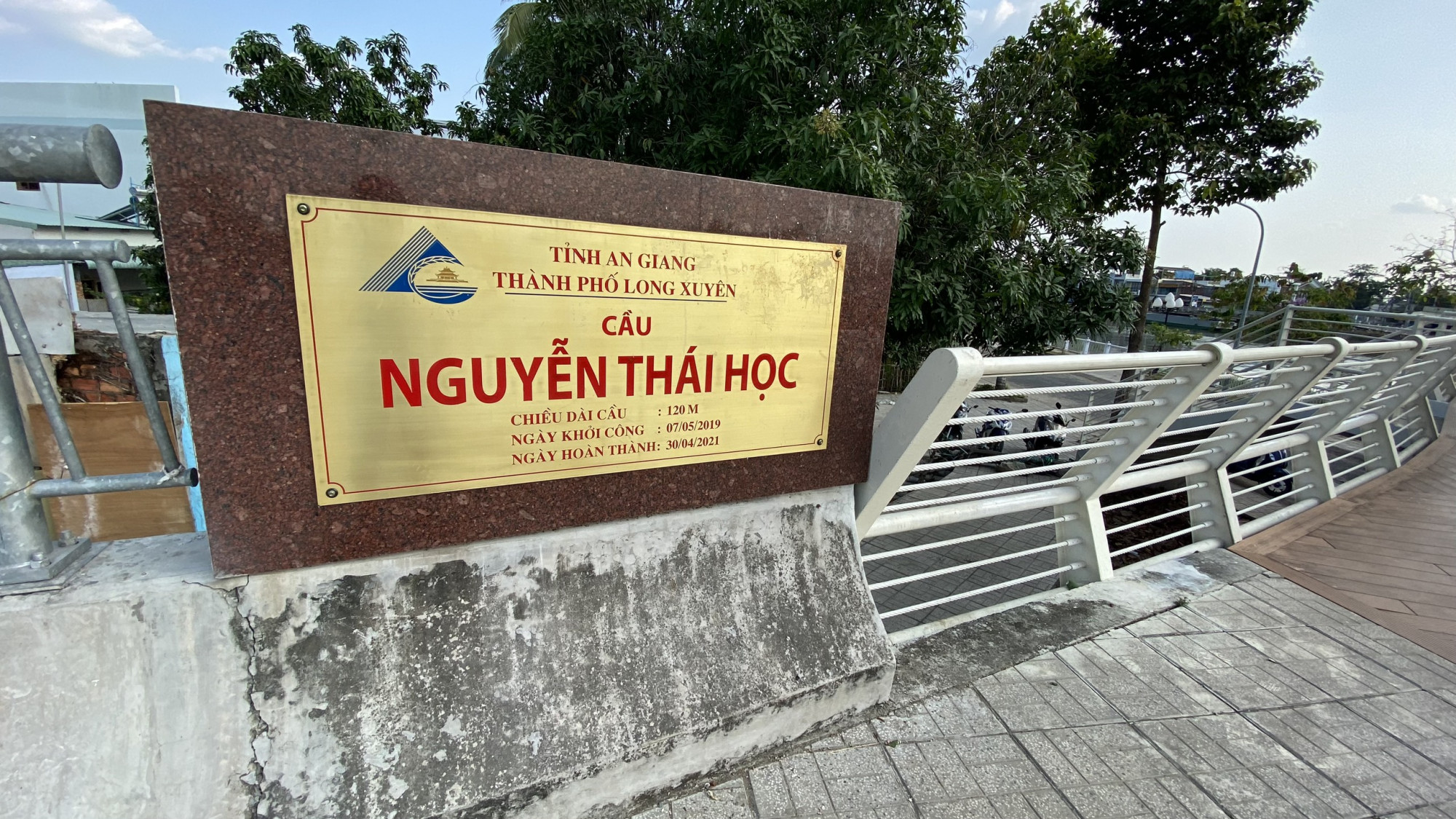 Cầu đi bộ Nguyễn Thái Học 