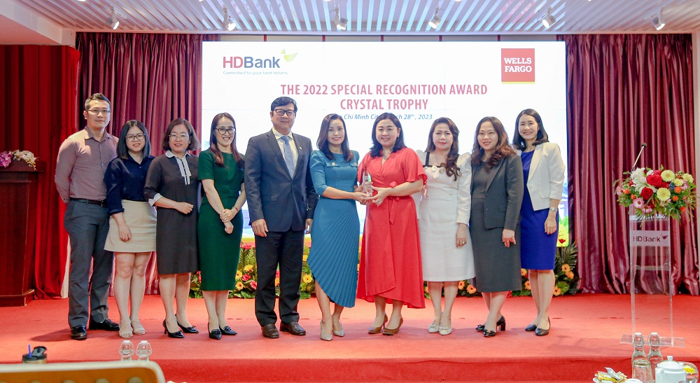 Ngân hàng Wells Fargo đã trao giải thưởng đặc biệt chất lượng thanh toán quốc tế xuất sắc năm 2022 (The 2022 Special Recognition Award - Crystal Trophy) cho HDBank - Ảnh: HDBank