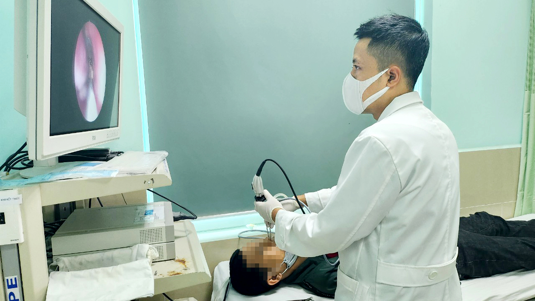 Bác sĩ Nguyễn Thanh Hải đang nội soi mũi cho anh T. tại Bệnh viện Tai Mũi Họng - ẢNH: PHẠM AN