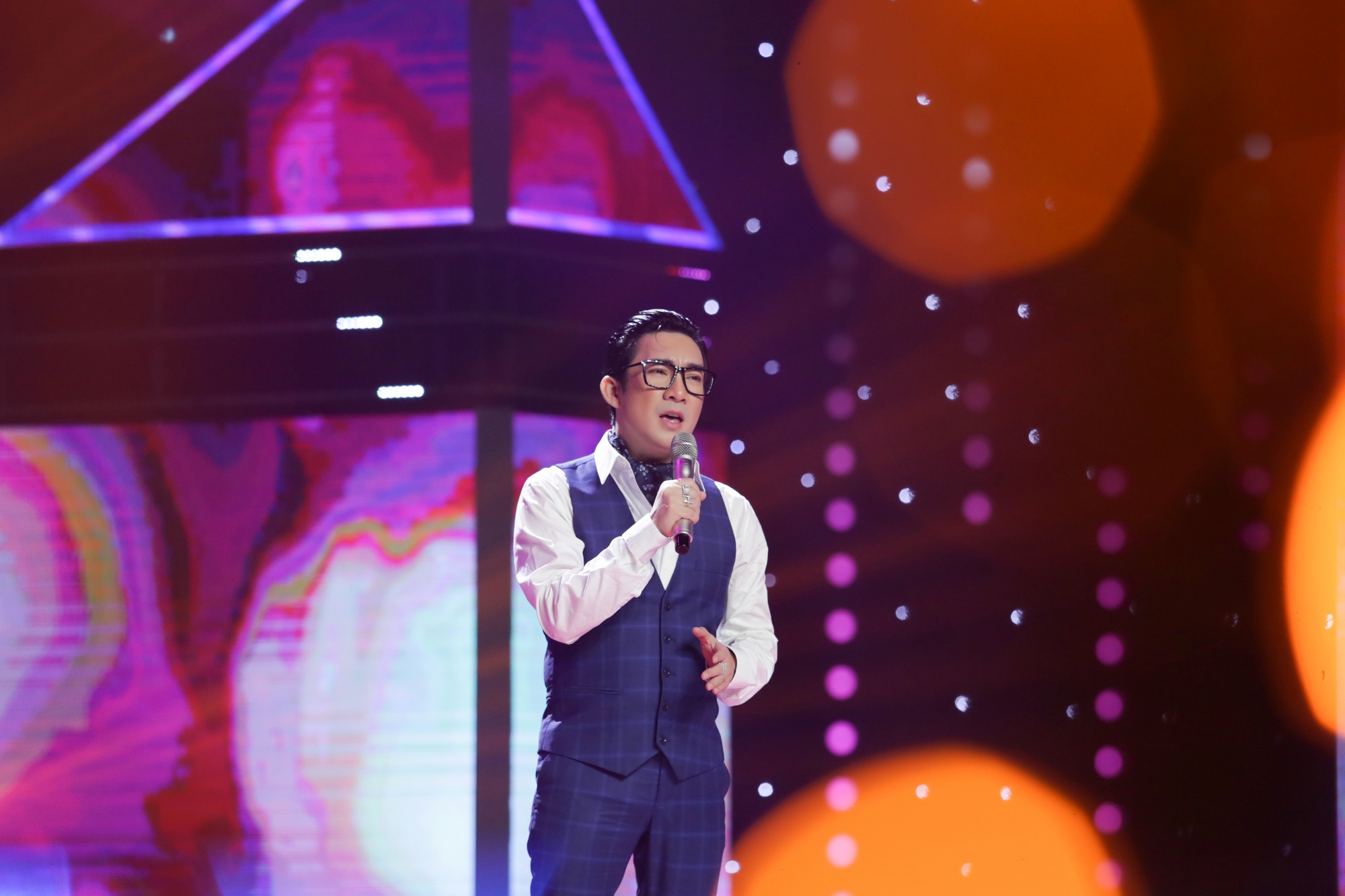 Ca sĩ Quang Hà hát Chờ người trong tập 11 chương trình Chân dung cuộc tình