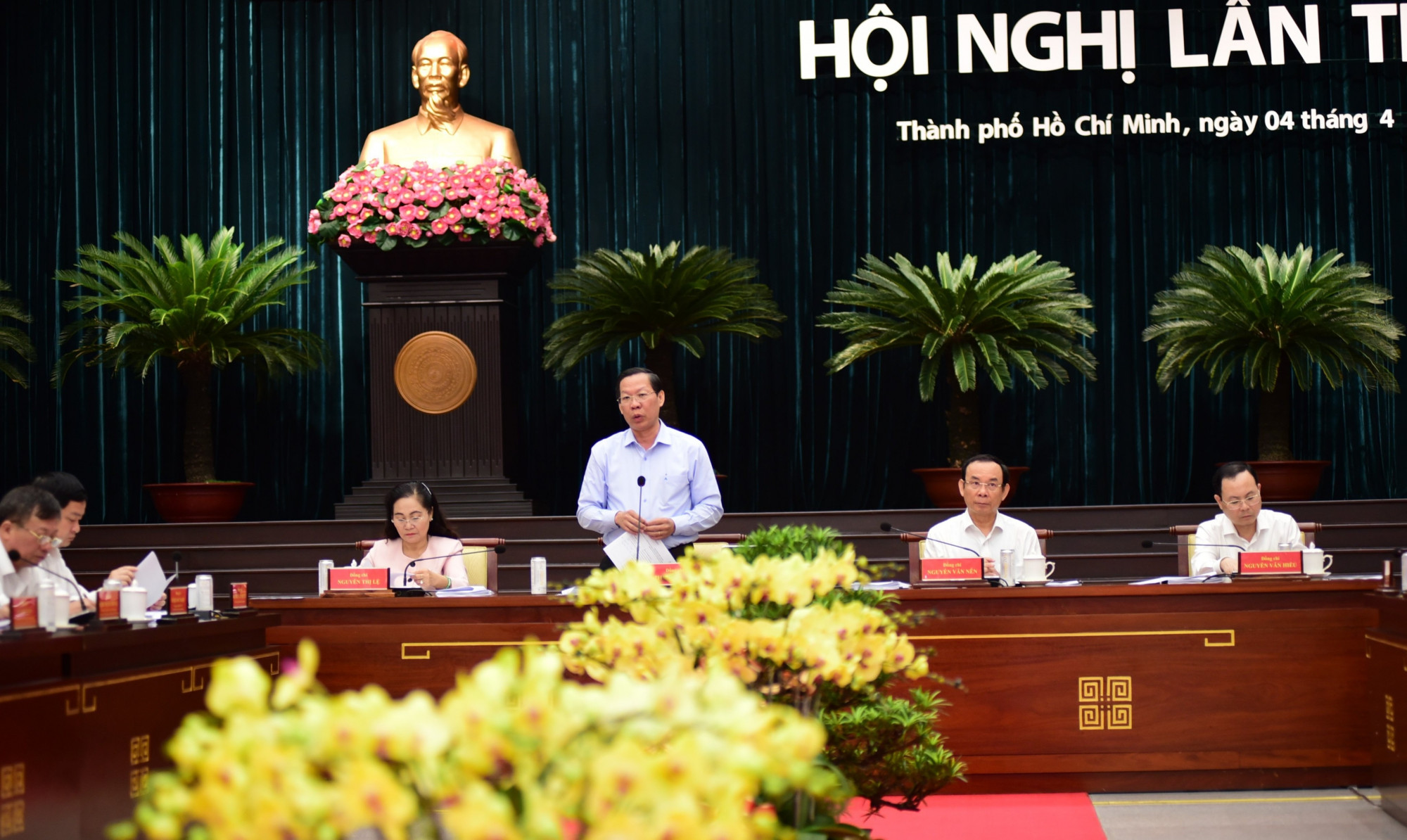 Chủ tịch UBND TPHCM Phan Văn Mãi thông tin một số giải pháp tới đây của UBND TPHCM nhằm vực dậy kinh tế