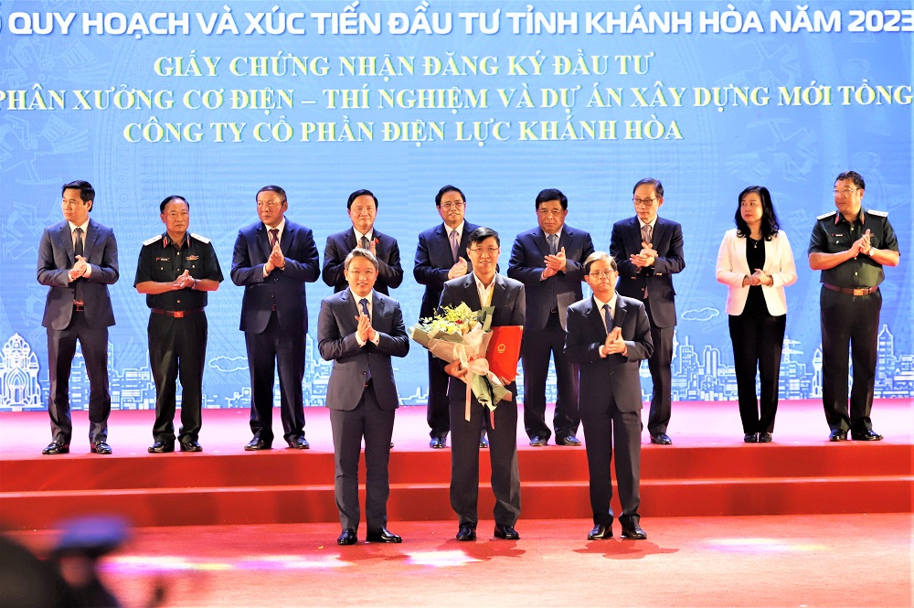 Ông Nguyễn Hải Đức - Tổng giám đốc PC Khánh Hòa, nhận Giấy chứng nhận đầu tư 2 dự án từ lãnh đạo UBND tỉnh Khánh Hòa - Ảnh: PC Khánh Hòa