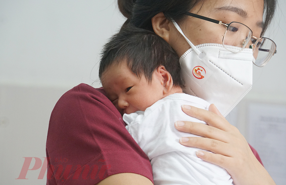 Tình nguyện viên Đặng Thị Loan chăm sóc cho em bé có mẹ là F0 tại Trung tâm H.O.P.E trong giai đoạn dịch COVID-19
