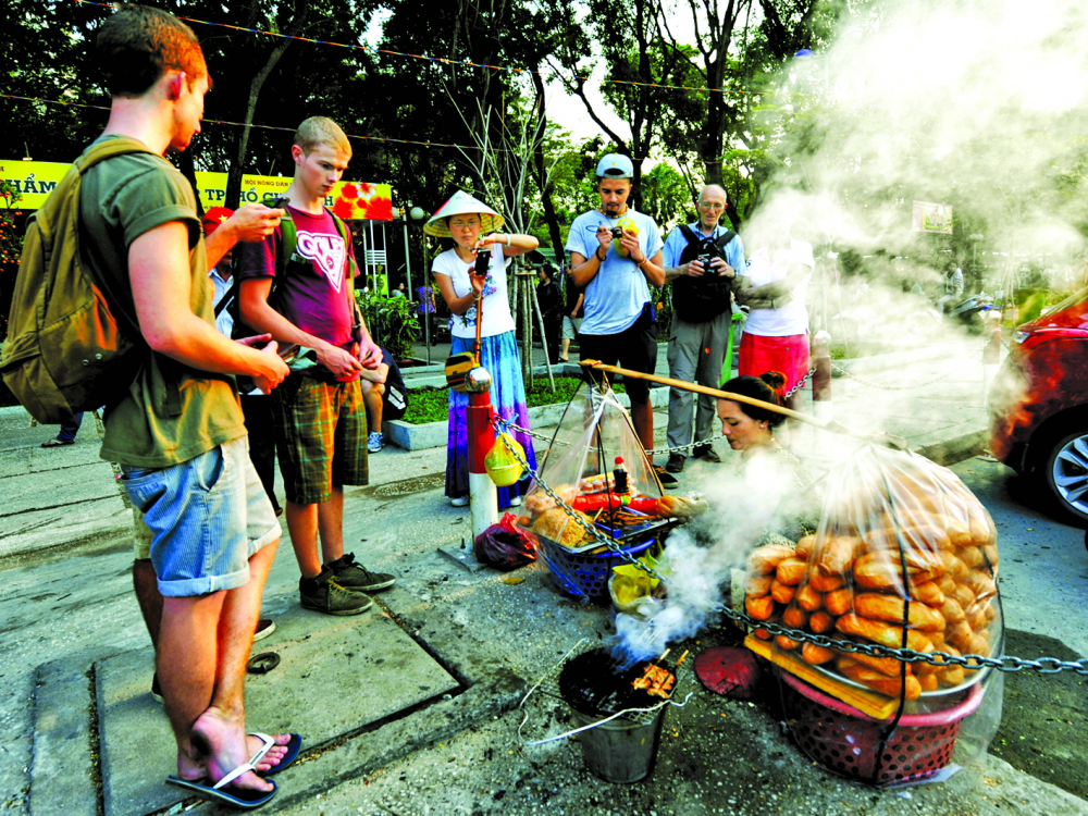 Bánh mì gánh ở trung tâm TPHCM - ẢNH: TRẦN THẾ PHONG