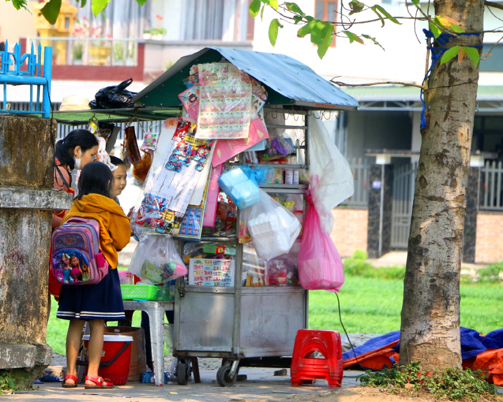 Một điểm hàng rong bán rất nhiều thực phẩm ghi tiếng nước ngoài trước Trường tiểu học Xuân Phú (TP Huế) - ẢNH: THUẬN HÓA 