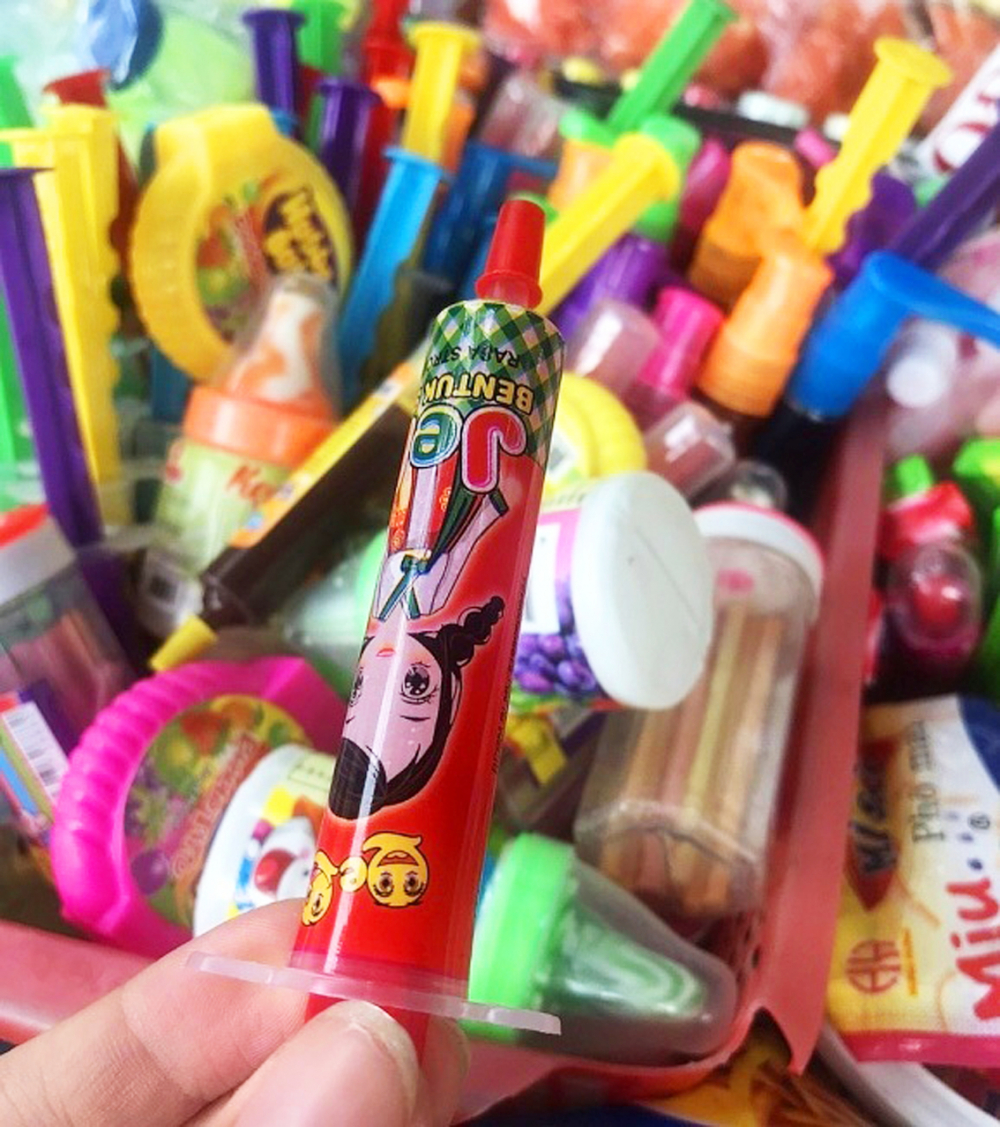 Rất nhiều loại “kẹo lạ” được bày bán tràn lan trước các cổng trường  ở Thừa Thiên - Huế và Quảng Trị - ẢNH: THUẬN HÓA