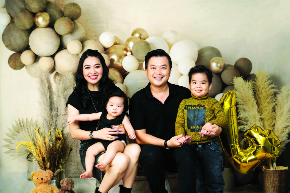 Lê Khánh và chồng - diễn viên Tuấn Khải - cùng 2 con