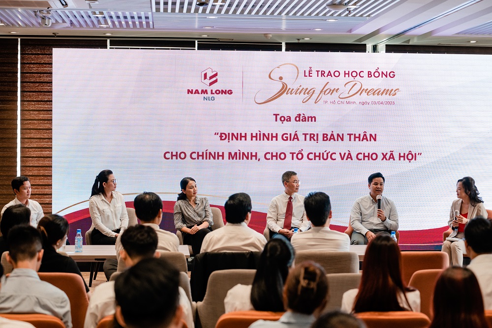 Buổi tọa đàm “Định hình giá trị bản thân cho chính mình, cho tổ chức và cho xã hội” thu hút sự quan tâm của các bạn sinh viên - Ảnh: NLG