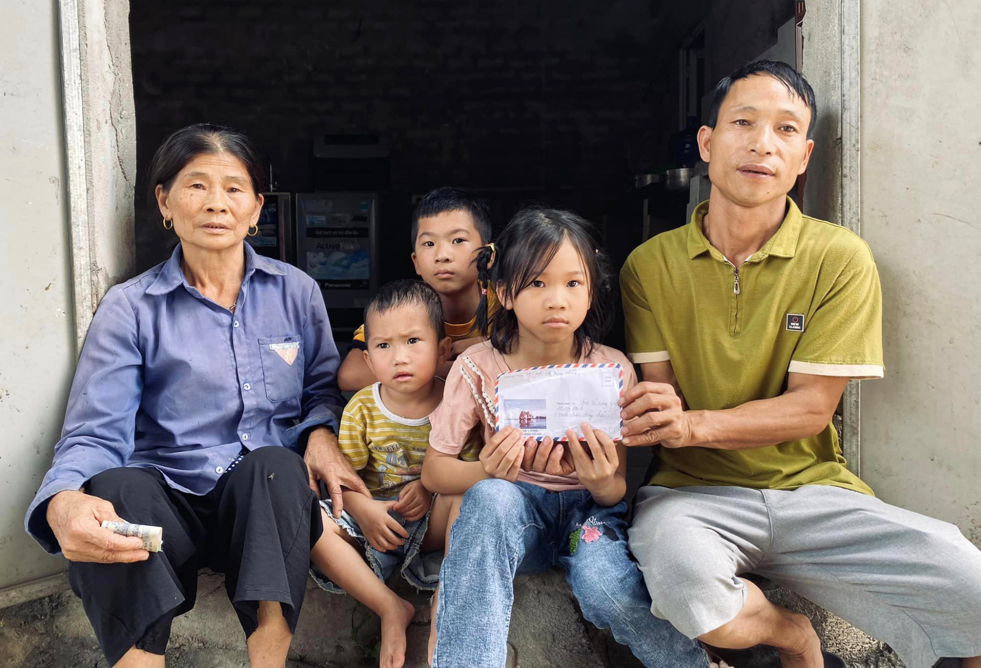 Ông Nhâm san sẻ một phần nhỏ tiền hỗ trợ của các mạnh thường quân cho gia đình 3 nạn nhân trong vụ nổ - Ảnh: Nguyễn Dũng