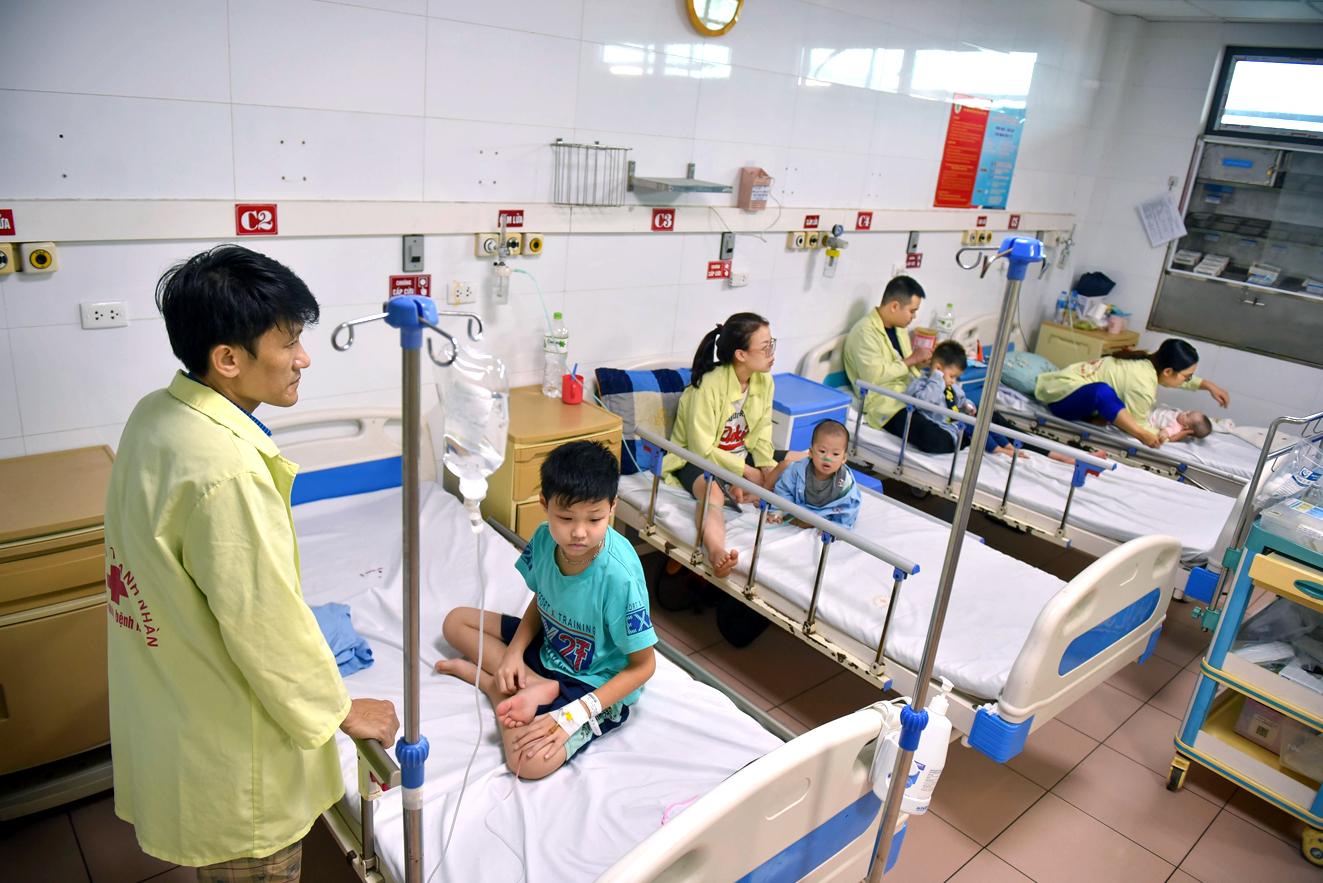 Số lượng bệnh nhân mắc sốt xuất huyết, thủy đậu, bệnh hô hấp, tay chân miệng… ở Hà Nội đang tăng mạnh (trong ảnh: Các bệnh nhi đang được điều trị ở Bệnh viện Thanh Nhàn) - ẢNH: T.Đ.