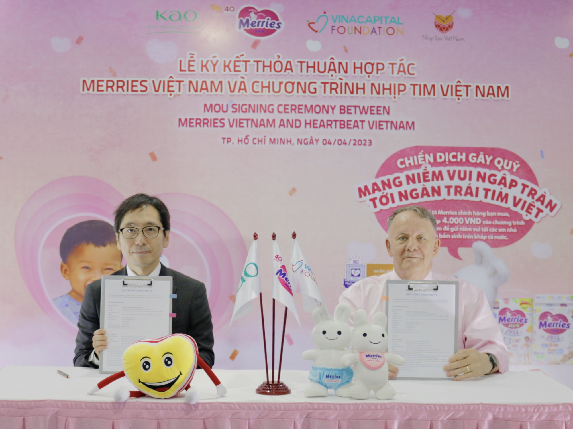 Ông Yasue Shintaro - Tổng giám đốc KAO Việt Nam và ông Rad Kivette - Tổng giám đốc Vina Capital Foundation tại buổi lễ ký kết - Ảnh: KAO Việt Nam