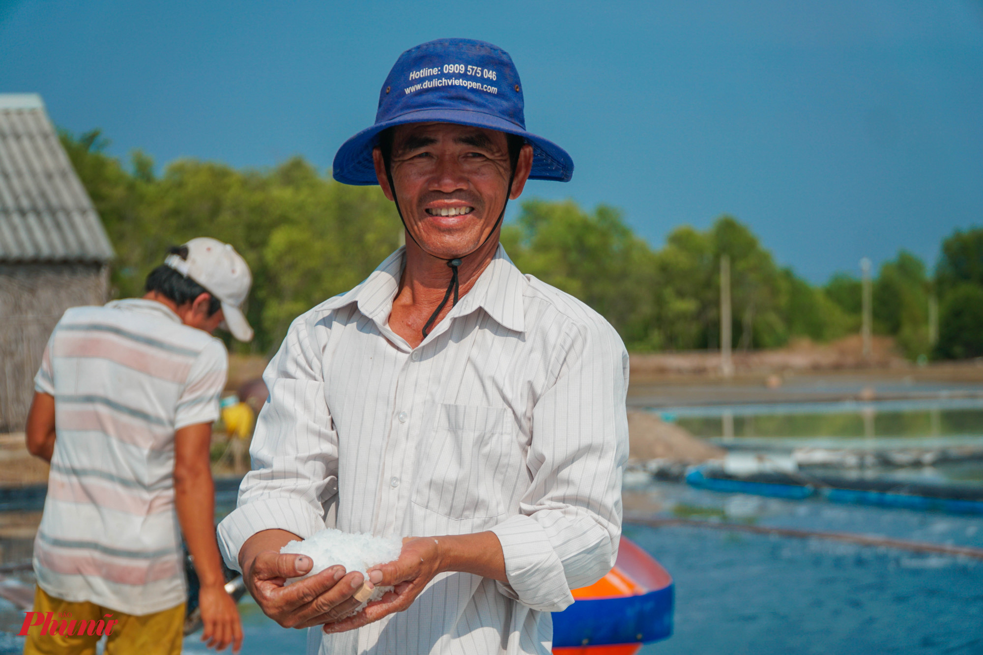 Nụ cười tỏa nắng của ông Ông Nguyễn Văn Đổi – Thành viên HTX Du lịch cộng đồng Thiền Liềng của diêm dân khi muối đạt kết quả như ý